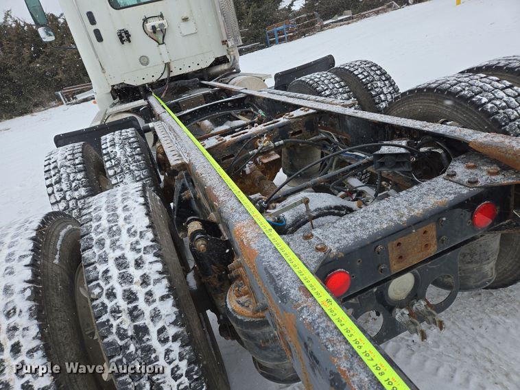 image for item EN5122 2006 Freightliner Columbia truck cab and chassis