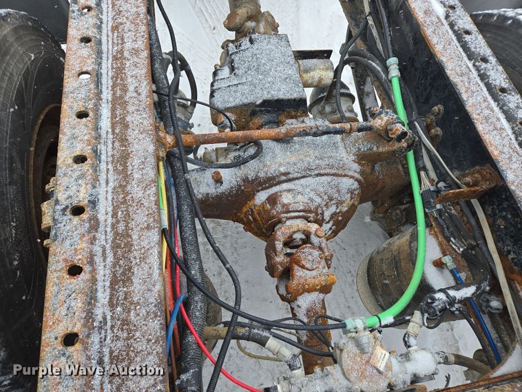 image for item EN5122 2006 Freightliner Columbia truck cab and chassis