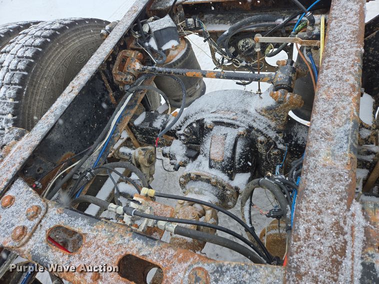 image for item EN5122 2006 Freightliner Columbia truck cab and chassis