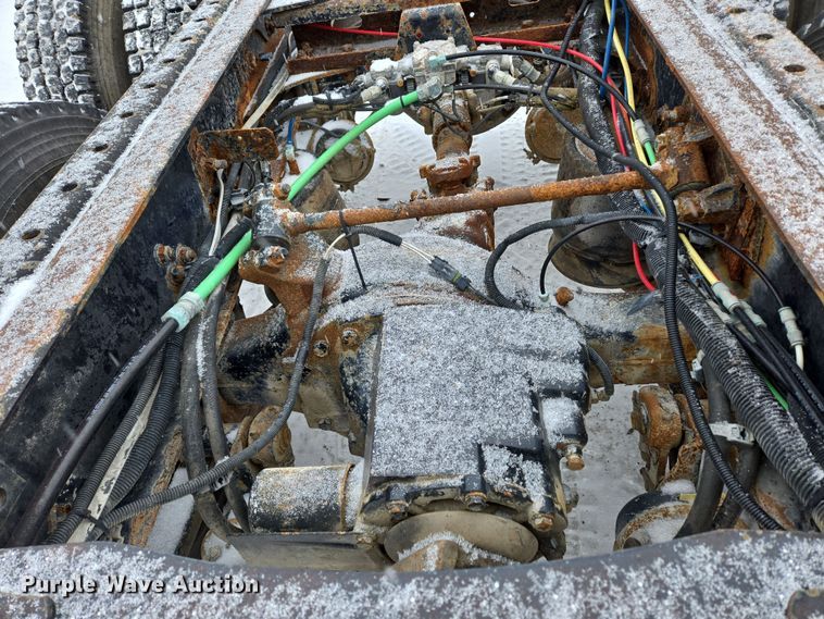 image for item EN5122 2006 Freightliner Columbia truck cab and chassis