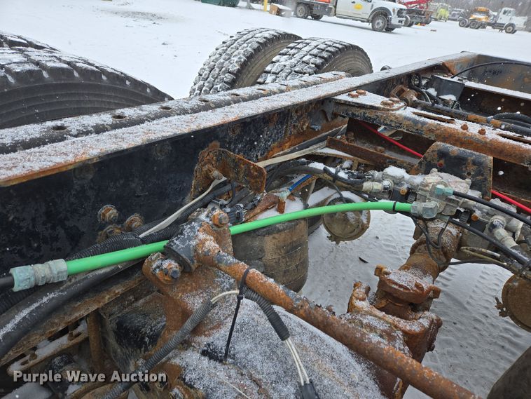 image for item EN5122 2006 Freightliner Columbia truck cab and chassis