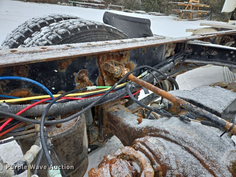 image for item EN5122 2006 Freightliner Columbia truck cab and chassis