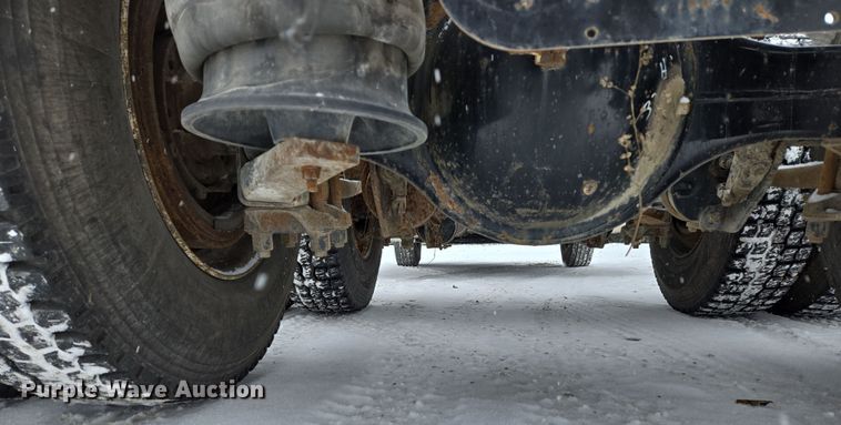 image for item EN5122 2006 Freightliner Columbia truck cab and chassis