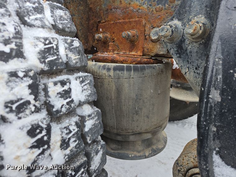 image for item EN5122 2006 Freightliner Columbia truck cab and chassis