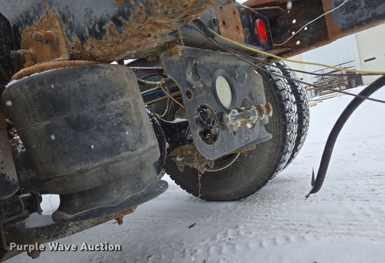 image for item EN5122 2006 Freightliner Columbia truck cab and chassis