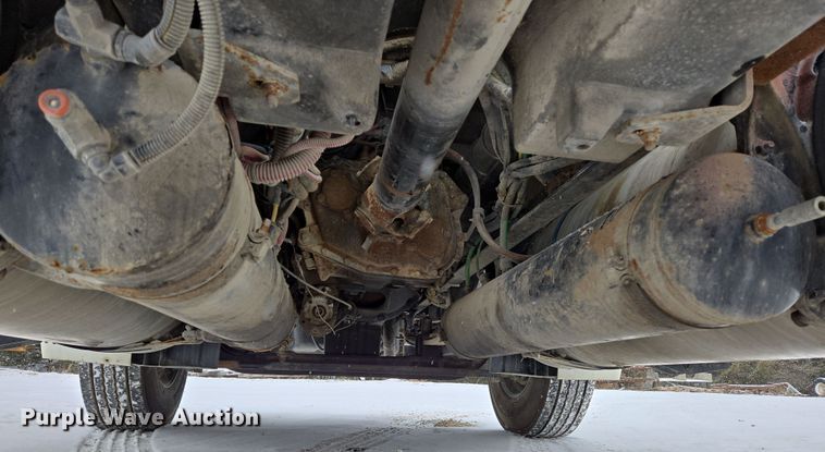 image for item EN5122 2006 Freightliner Columbia truck cab and chassis