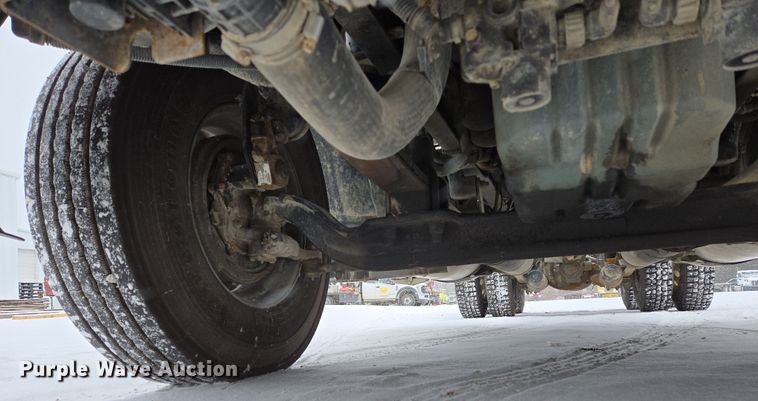 image for item EN5122 2006 Freightliner Columbia truck cab and chassis