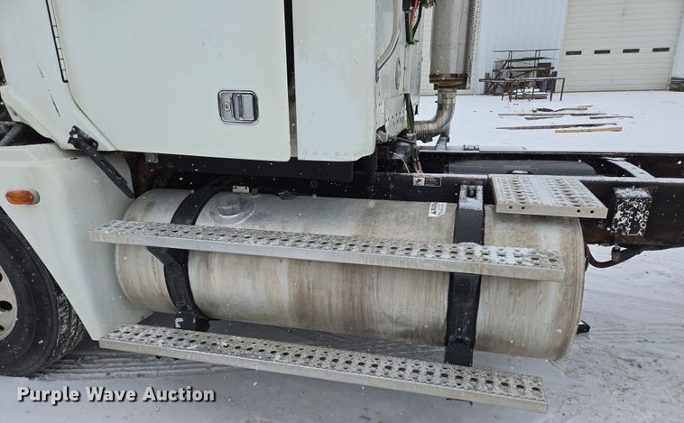 image for item EN5122 2006 Freightliner Columbia truck cab and chassis