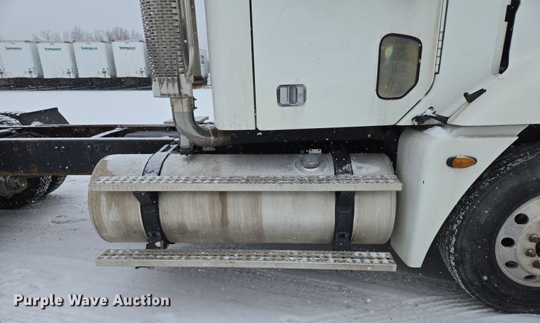 image for item EN5122 2006 Freightliner Columbia truck cab and chassis