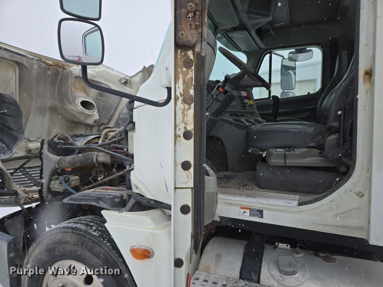 image for item EN5122 2006 Freightliner Columbia truck cab and chassis