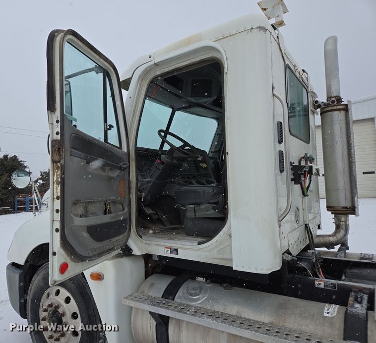 image for item EN5122 2006 Freightliner Columbia truck cab and chassis