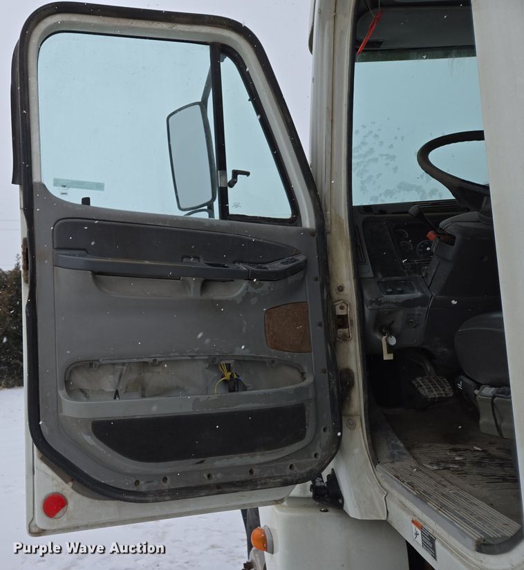 image for item EN5122 2006 Freightliner Columbia truck cab and chassis