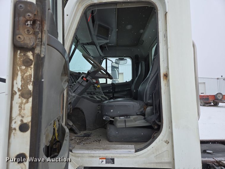 image for item EN5122 2006 Freightliner Columbia truck cab and chassis