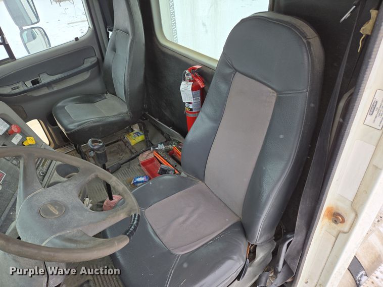 image for item EN5122 2006 Freightliner Columbia truck cab and chassis