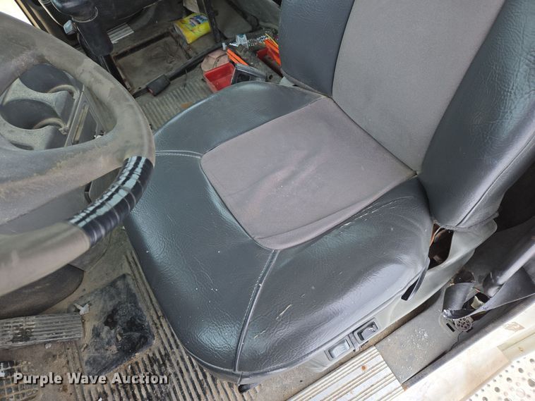 image for item EN5122 2006 Freightliner Columbia truck cab and chassis