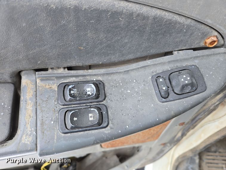 image for item EN5122 2006 Freightliner Columbia truck cab and chassis