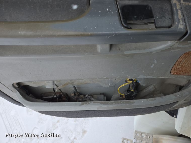 image for item EN5122 2006 Freightliner Columbia truck cab and chassis