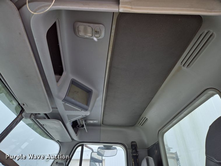 image for item EN5122 2006 Freightliner Columbia truck cab and chassis