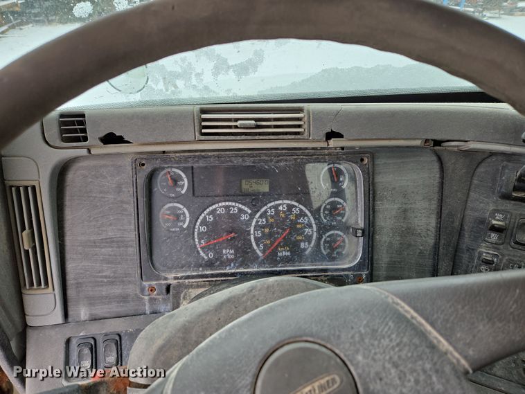 image for item EN5122 2006 Freightliner Columbia truck cab and chassis