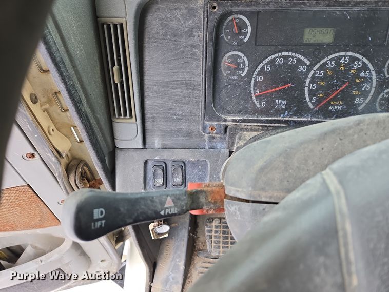 image for item EN5122 2006 Freightliner Columbia truck cab and chassis