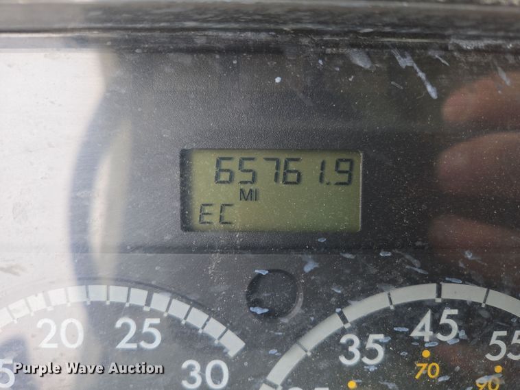 image for item EN5122 2006 Freightliner Columbia truck cab and chassis