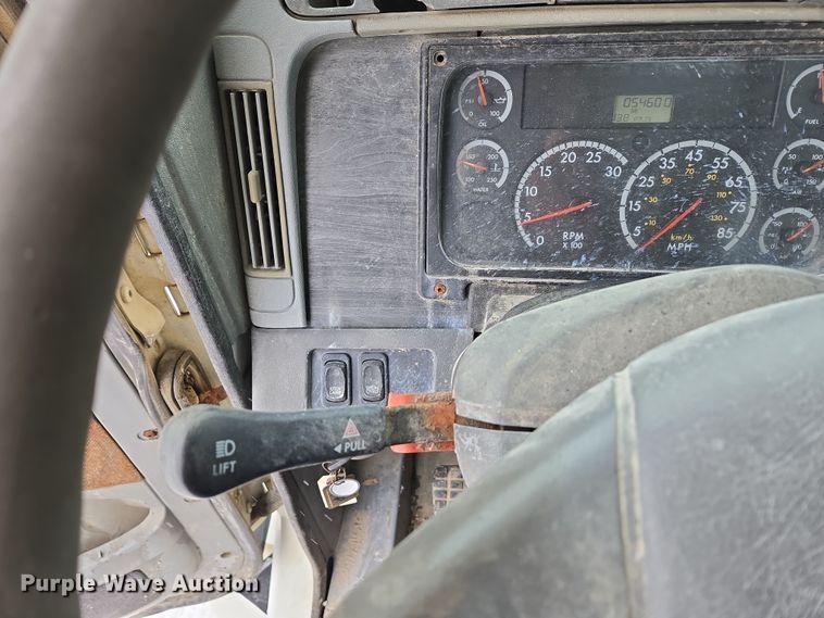 image for item EN5122 2006 Freightliner Columbia truck cab and chassis