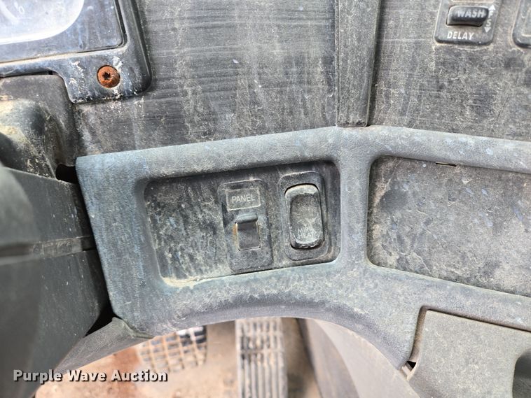 image for item EN5122 2006 Freightliner Columbia truck cab and chassis