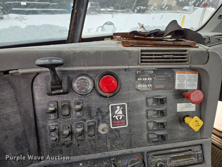 image for item EN5122 2006 Freightliner Columbia truck cab and chassis