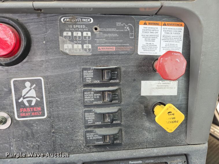 image for item EN5122 2006 Freightliner Columbia truck cab and chassis