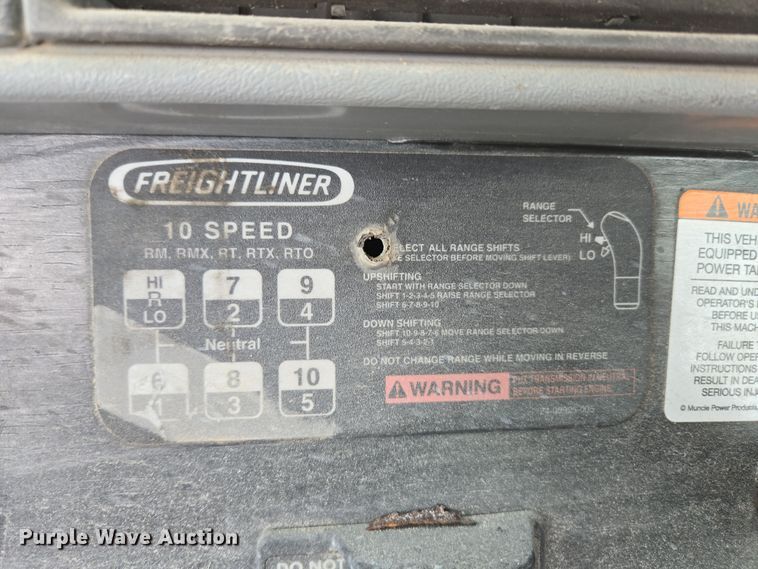 image for item EN5122 2006 Freightliner Columbia truck cab and chassis