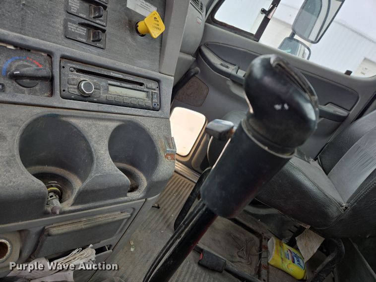 image for item EN5122 2006 Freightliner Columbia truck cab and chassis