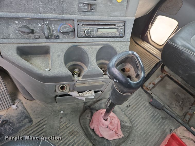 image for item EN5122 2006 Freightliner Columbia truck cab and chassis