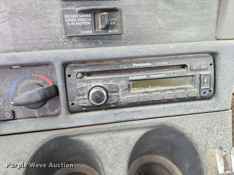 image for item EN5122 2006 Freightliner Columbia truck cab and chassis