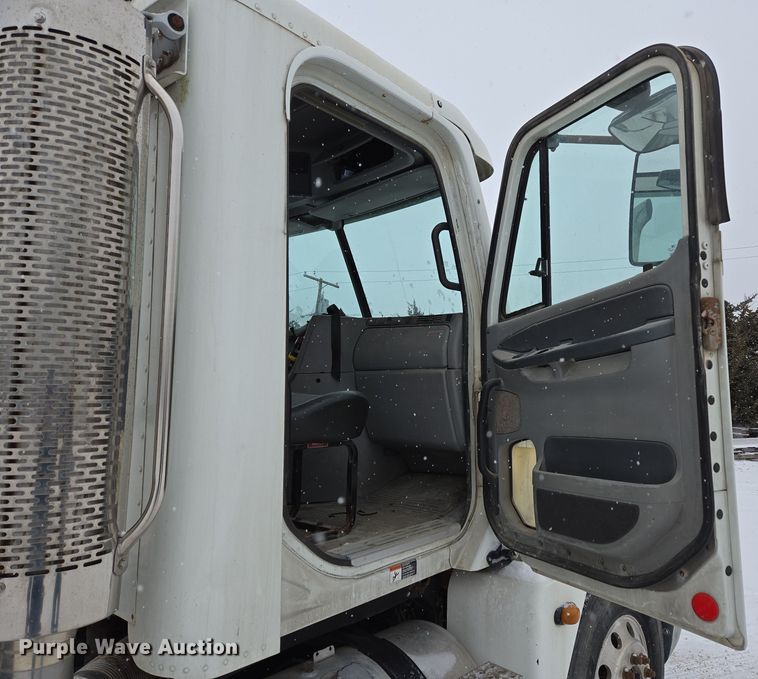 image for item EN5122 2006 Freightliner Columbia truck cab and chassis