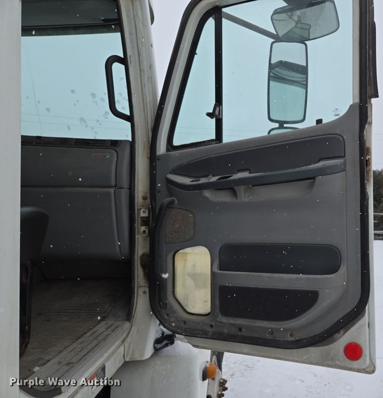 image for item EN5122 2006 Freightliner Columbia truck cab and chassis