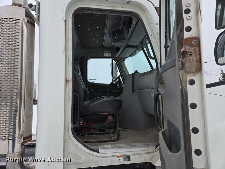 image for item EN5122 2006 Freightliner Columbia truck cab and chassis