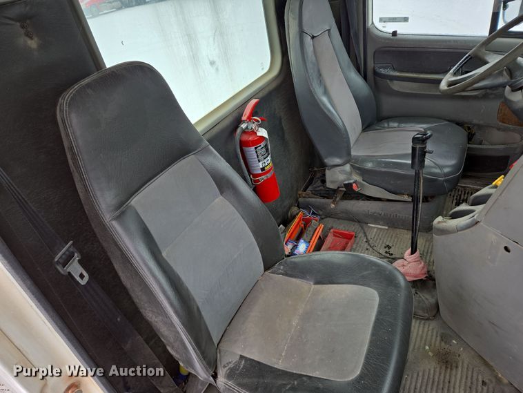 image for item EN5122 2006 Freightliner Columbia truck cab and chassis