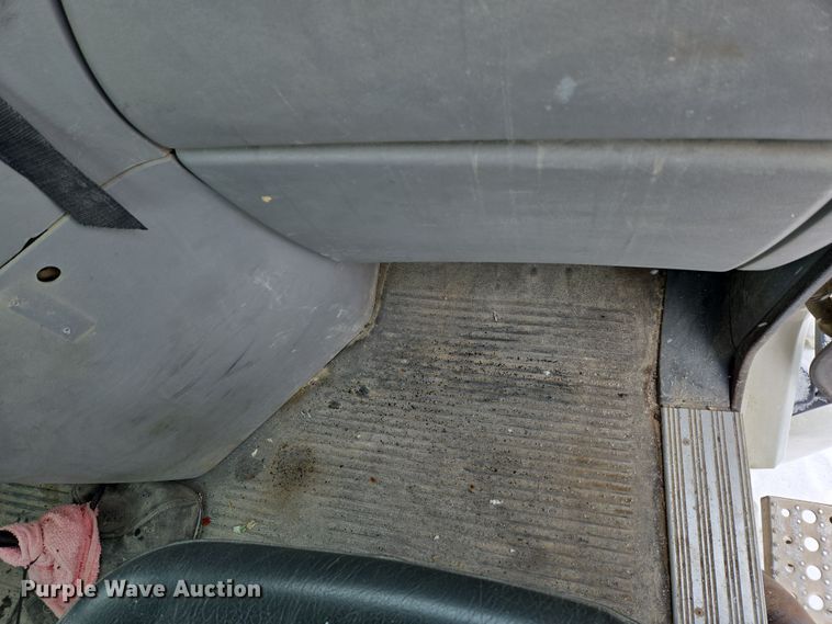 image for item EN5122 2006 Freightliner Columbia truck cab and chassis