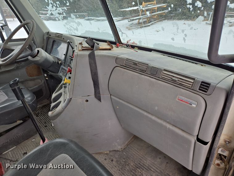 image for item EN5122 2006 Freightliner Columbia truck cab and chassis