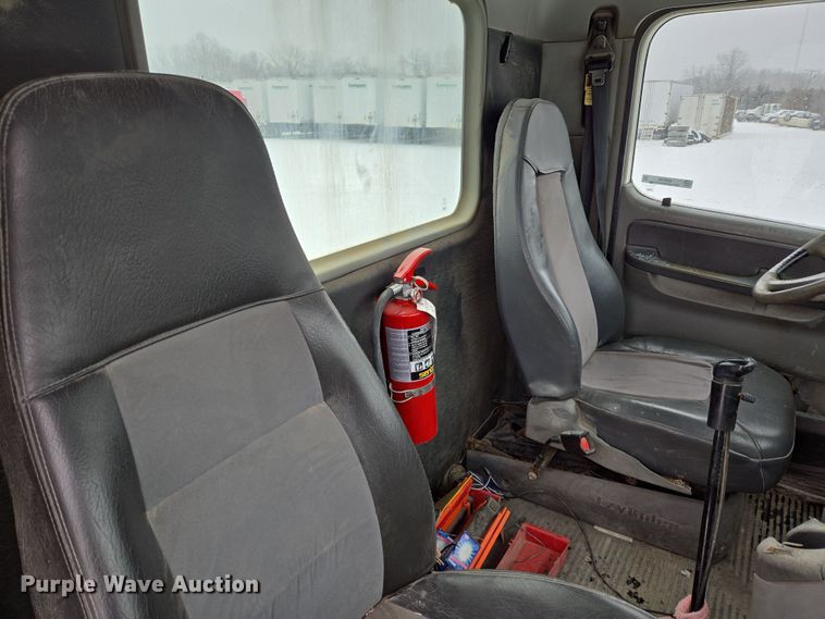 image for item EN5122 2006 Freightliner Columbia truck cab and chassis