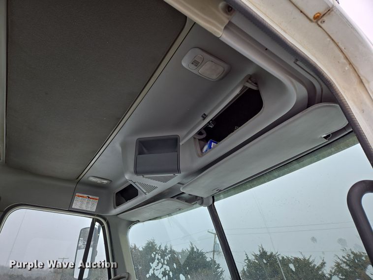 image for item EN5122 2006 Freightliner Columbia truck cab and chassis