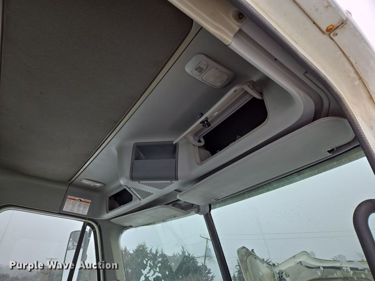 image for item EN5122 2006 Freightliner Columbia truck cab and chassis