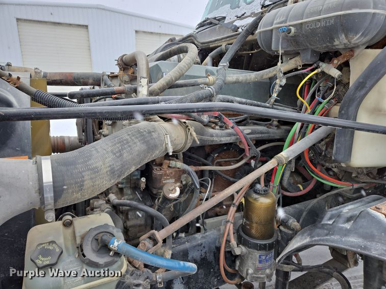 image for item EN5122 2006 Freightliner Columbia truck cab and chassis