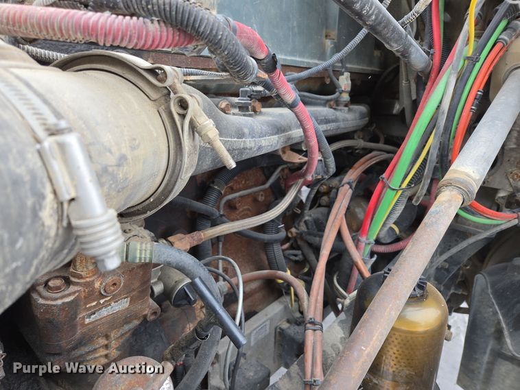 image for item EN5122 2006 Freightliner Columbia truck cab and chassis