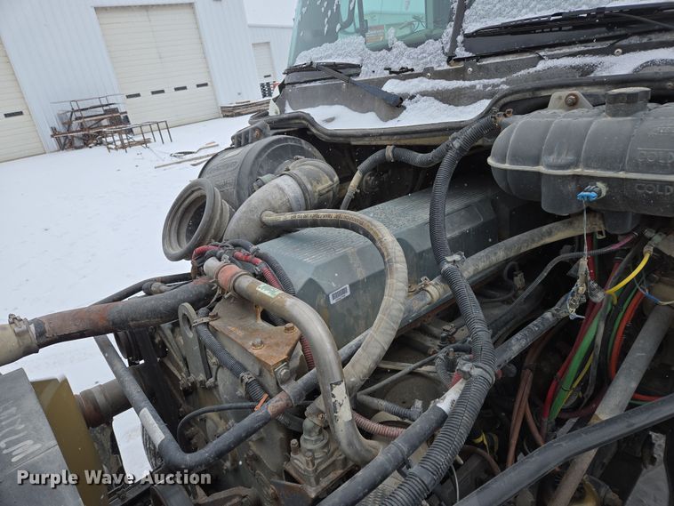 image for item EN5122 2006 Freightliner Columbia truck cab and chassis