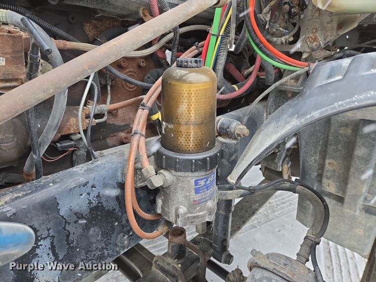 image for item EN5122 2006 Freightliner Columbia truck cab and chassis