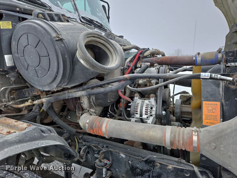 image for item EN5122 2006 Freightliner Columbia truck cab and chassis