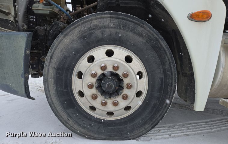 image for item EN5122 2006 Freightliner Columbia truck cab and chassis