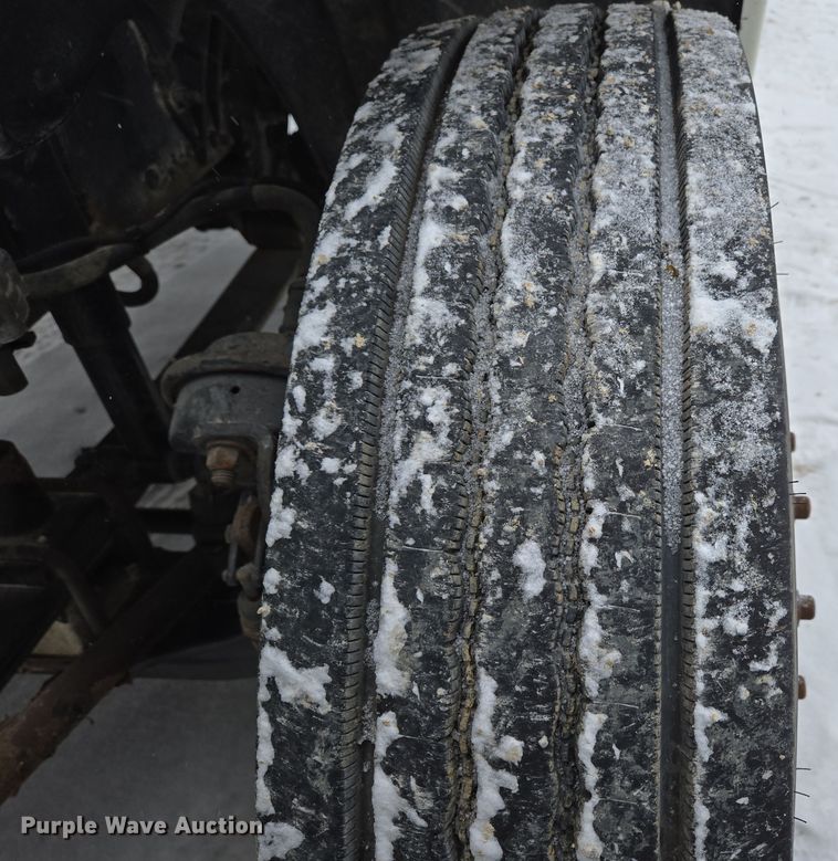 image for item EN5122 2006 Freightliner Columbia truck cab and chassis