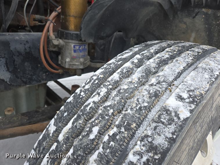 image for item EN5122 2006 Freightliner Columbia truck cab and chassis